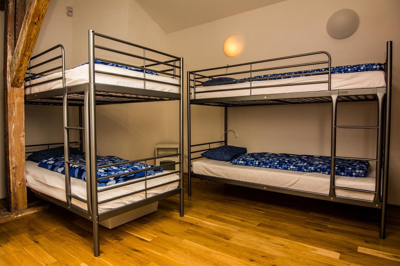 Etagenbett im Schlafsaal für Frauen